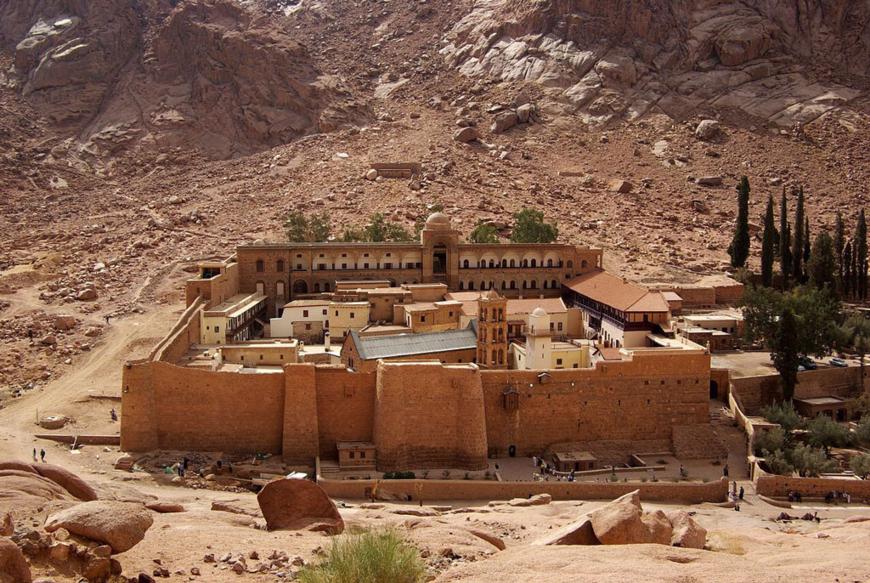 Das Katharinenkloster am Sinai liegt vielleicht da, wo Gott dem Mose im brennenden Dornbusch erschien. Foto: Berthold Werner, CC BY-SA 3.0.